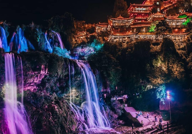 Cổ trấn nghìn năm kỳ lạ ở Trung Quốc: &quot;Treo lơ lửng&quot; trên thác nước, nhưng không nguy hiểm mà còn đẹp lộng lẫy mang tên một loài hoa - Ảnh 13.