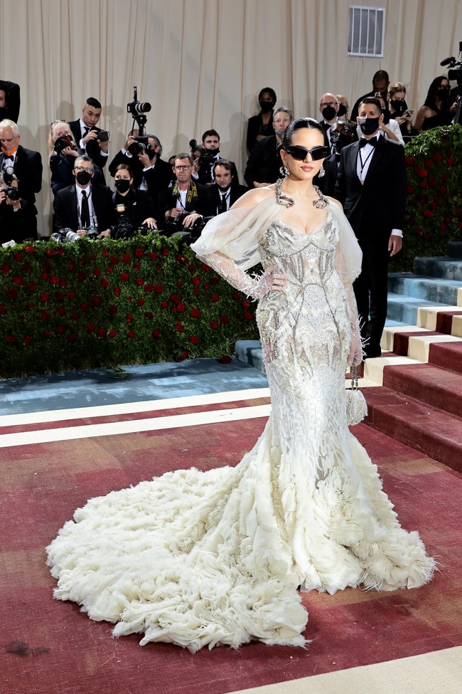 NHẤT và BÉT tại Met Gala 2022: - Ảnh 10. NHẤT và BÉT tại Met Gala 2022: - Ảnh 10.
