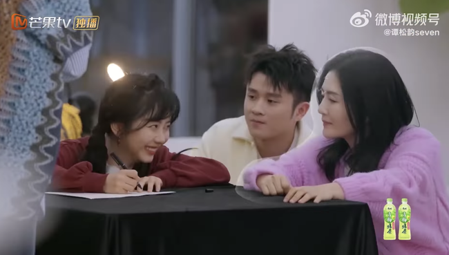 Xin gọi tôi là tổng giám phá mốc nhiệt độ 9800, Đàm Tùng Vận đi show cùng Hà Cảnh - Tạ Na xinh đẹp như nữ sinh - Ảnh 4. Xin gọi tôi là tổng giám phá mốc nhiệt độ 9800, Đàm Tùng Vận đi show cùng Hà Cảnh - Tạ Na xinh đẹp như nữ sinh - Ảnh 4.