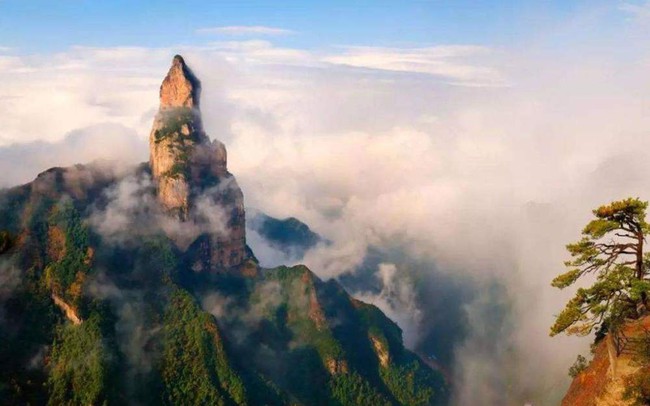Núi đá &quot;thiêng liêng&quot; nhất Trung Quốc: Cao gần 1.000m có hình dáng Phật bà chắp tay, cảnh tượng sau cơn mưa mới thật sự ngỡ ngàng - Ảnh 2.