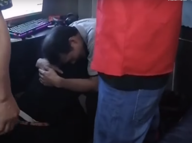 The boy who loves playing games left home because his sister beat him, 12 years later reunited in tears - Photo 1.