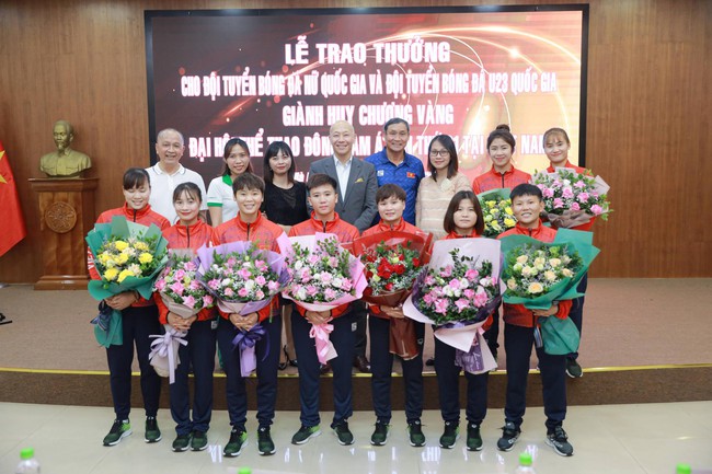 Hot girl Hoàng Thị Loan xuất hiện chiếm spotlight trong buổi lễ trao thưởng Đội tuyển nữ Việt Nam và Đội tuyển U23 Việt Nam - Ảnh 1.