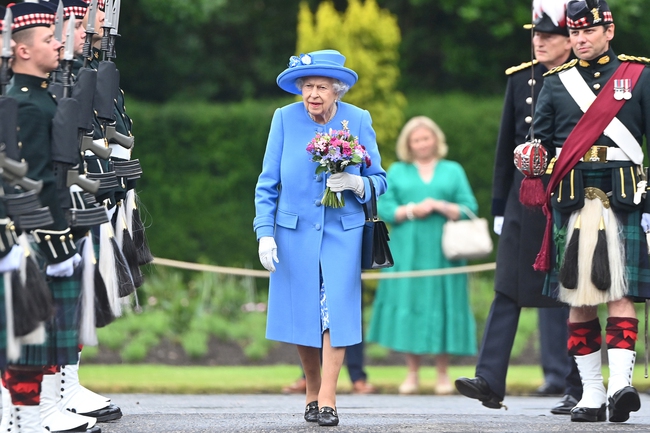 Looking back at 7 decades of wearing colorful costumes of the Queen of England - a 