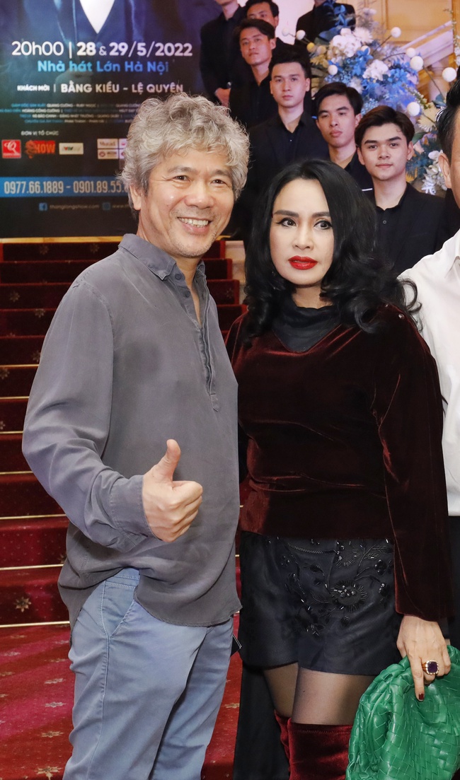 Thanh Lam ngọt ngào tựa vai ông xã bác sĩ trên thảm đỏ - Ảnh 2. Thanh Lam ngọt ngào tựa vai ông xã bác sĩ trên thảm đỏ - Ảnh 2.