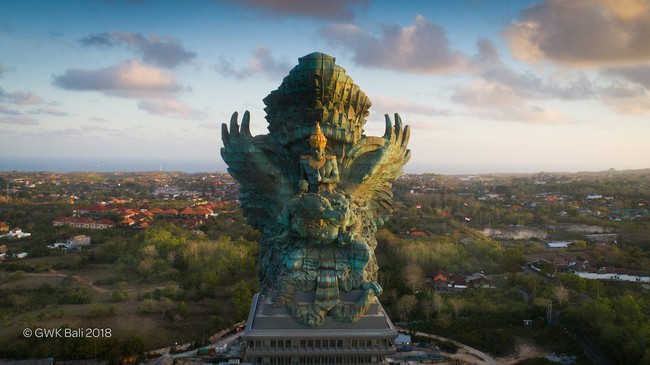 Bức tượng khổng lồ xây gần 3 thập kỷ mới xong, nằm ở vùng đất du lịch nổi tiếng mà ai cũng muốn đến một lần trong đời - Ảnh 4.