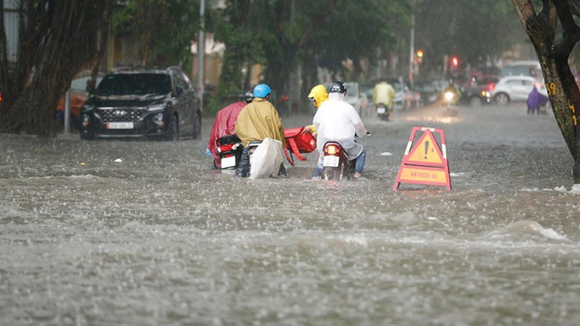 Miền Bắc tiếp tục mưa to, Hà Nội cảnh báo 11 điểm đen ngập lụt - Ảnh 2.