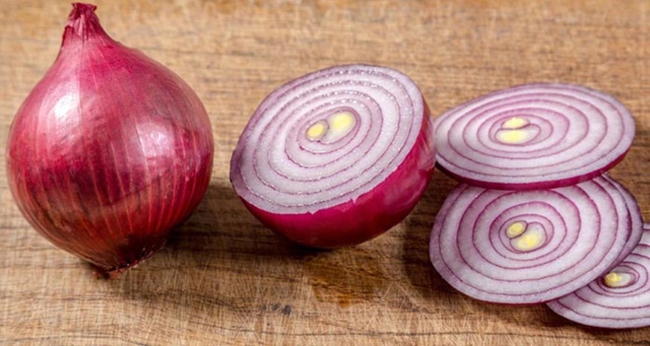 There is a type of onion that is considered a precious medicine for women: Put a slice on your neck every night to lose weight and detox, cure a bunch of diseases - Photo 1.