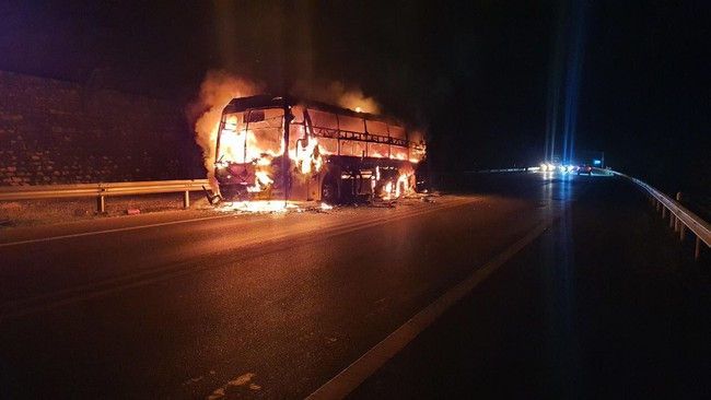 Close-up of the moment the passenger car caught fire on the Noi Bai - Lao Cai highway - Photo 2.