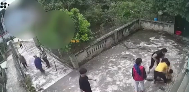 Đôi nam nữ xông vào nhà hành hung, chửi bới người đàn ông lớn tuổi, biết được mối quan hệ ai nấy càng phẫn nộ - Ảnh 3. Đôi nam nữ xông vào nhà hành hung, chửi bới người đàn ông lớn tuổi, biết được mối quan hệ ai nấy càng phẫn nộ - Ảnh 3.