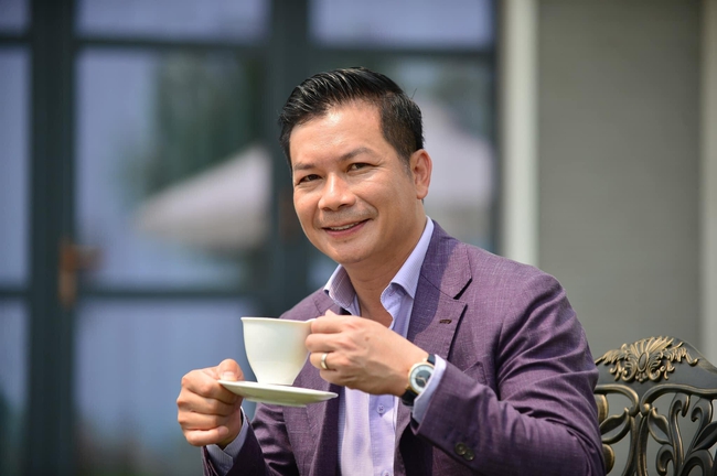 Shark Phạm Thanh Hưng quá giang xe đạp ngay giữa phố cổ Hội An, đúng chuẩn "nhập gia tùy tục" - Ảnh 3. Shark Phạm Thanh Hưng quá giang xe đạp ngay giữa phố cổ Hội An, đúng chuẩn "nhập gia tùy tục" - Ảnh 3.