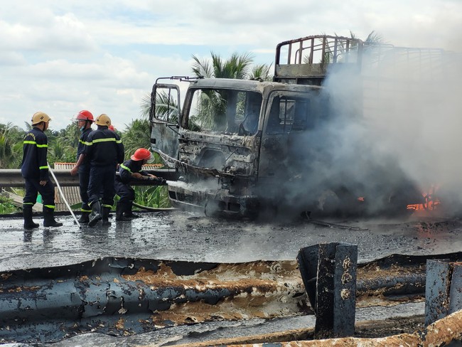 Determining the initial cause of the oil tanker's violent fire on the Ho Chi Minh City - Trung Luong highway - Photo 1.
