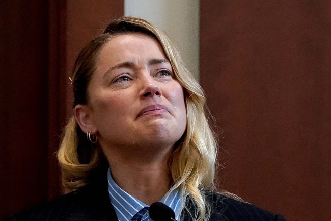 Cận cảnh khoảnh khắc Amber Heard khóc lóc chia sẻ mong muốn từng không muốn rời xa Johnny Depp - Ảnh 2.