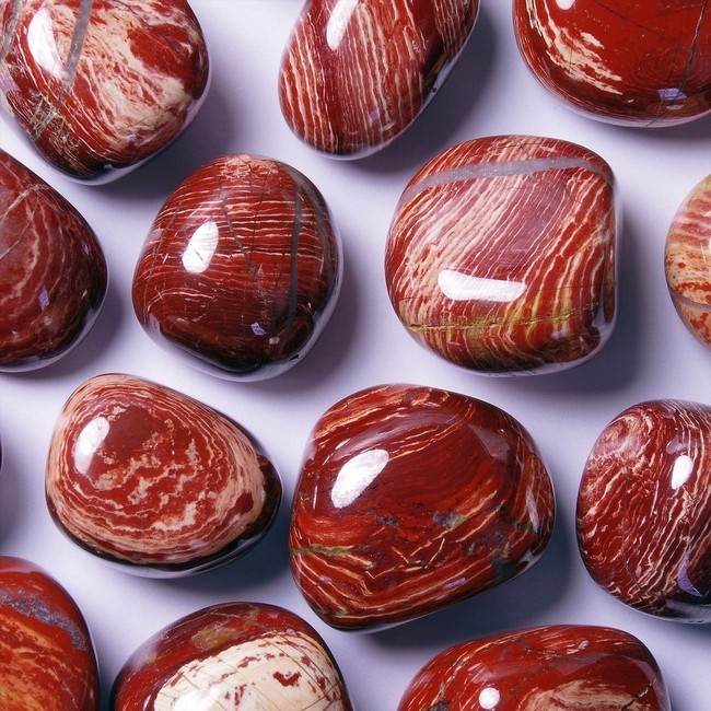 Thạch anh da rắn vân đỏ (Red Snakeskin Jasper): Loại đá phong thủy giúp tăng sức mạnh ý chí, &quot;bùa&quot; bảo vệ bạn khỏi sự đố kỵ của người khác - Ảnh 1.