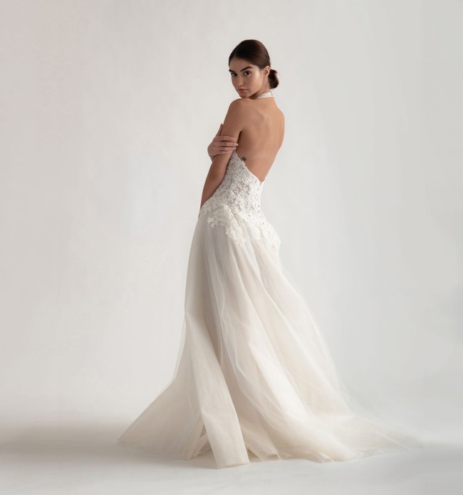 A guide to 5 things brides should apply to choose the right wedding dress - Photo 1.