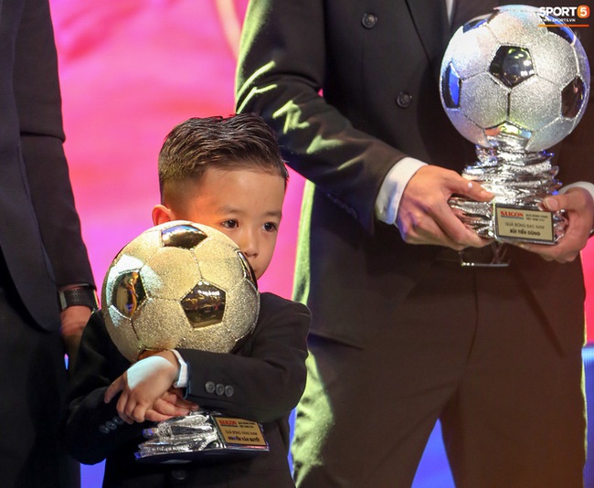 Accompanying U23 Vietnam to a spectacular victory over Indonesia, Van Quyet's son took the spotlight because he was so cute - Photo 3.