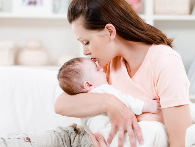 20 facts about babies that not all parents know: Children can sleep on their own without seaweed, children over 6kg need to sleep through the night for brain development - Photo 2.