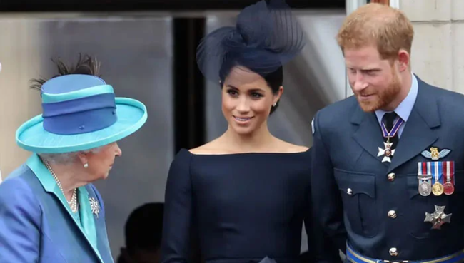 The reason behind why the Queen of England did not allow Meghan and her husband to share the balcony of the Palace with their family - Photo 2.