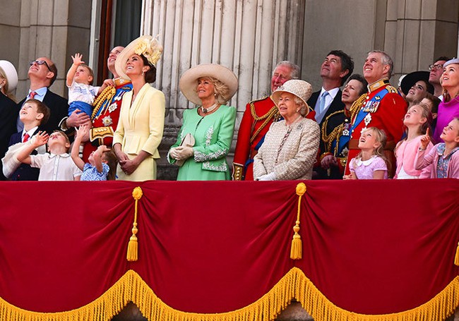 HOT: Vợ chồng Meghan xác nhận tham dự đại lễ Bạch Kim nhưng bị Nữ hoàng Anh "cấm" đứng trên ban công Cung điện, lý do vì đâu? - Ảnh 3.