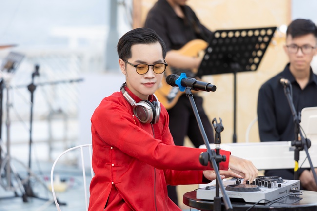 Sing my song champion - Cao Ba Hung duet with his beautiful sister, an Austrian international student - Photo 6.