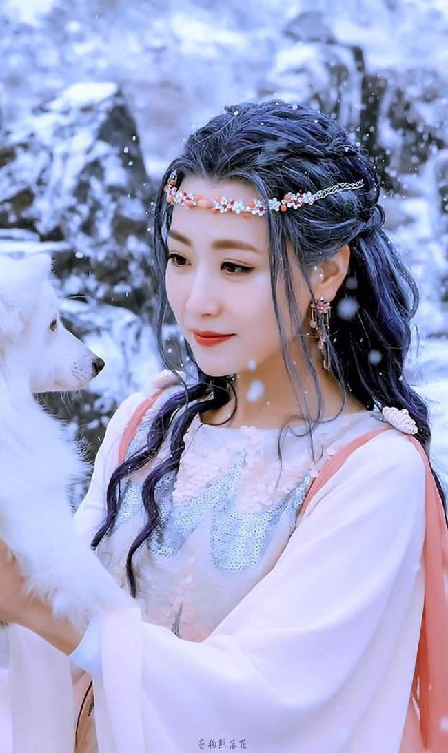 Xin gọi tôi là tổng giám: Lộ diện nữ phụ cực đẹp khiến Đàm Tùng Vận vừa nhìn đã tái mặt, nhan sắc thế nào mà bị đồn yêu Thành Long - Ảnh 9. Xin gọi tôi là tổng giám: Lộ diện nữ phụ cực đẹp khiến Đàm Tùng Vận vừa nhìn đã tái mặt, nhan sắc thế nào mà bị đồn yêu Thành Long - Ảnh 9.