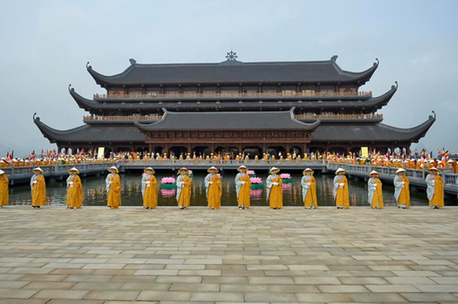 KDL Quốc gia Tam Chúc sẽ miễn phí toàn bộ du thuyền và xe điện hỗ trợ khách tham quan để chào mừng đại lễ Phật Đản 2022 - Ảnh 1.