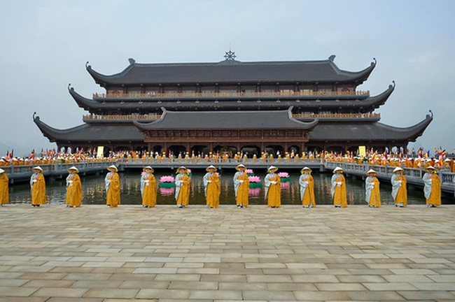 HOT: Tam Chuc National Tourist Area will free all yachts and trams to support visitors to celebrate Buddha's birthday 2022 - Photo 1.