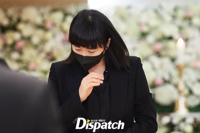 Tang lễ cố diễn viên nổi tiếng xứ Hàn: &quot;Chị đại&quot; Kim Hye Soo, Moon Geun Young đau xót tới đưa tiễn - Ảnh 3.