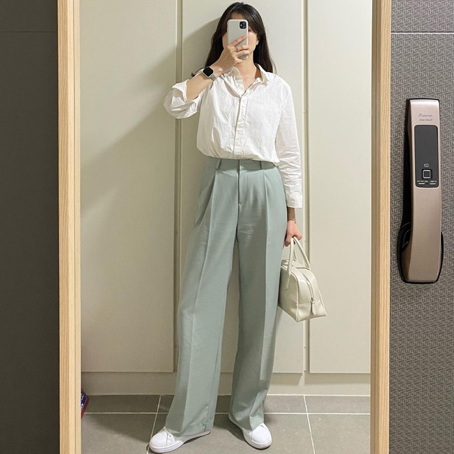 The Korean lady specializes in a shirt + casual pants in a minimalist style, but has a youthful elegance - Photo 3.