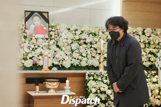 Tang lễ cố diễn viên nổi tiếng xứ Hàn: &quot;Chị đại&quot; Kim Hye Soo, Moon Geun Young đau xót tới đưa tiễn - Ảnh 5.