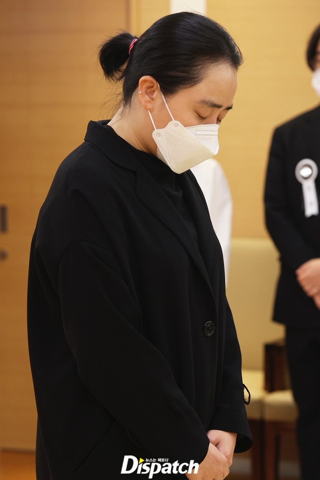 Tang lễ cố diễn viên nổi tiếng xứ Hàn: &quot;Chị đại&quot; Kim Hye Soo, Moon Geun Young đau xót tới đưa tiễn - Ảnh 4.