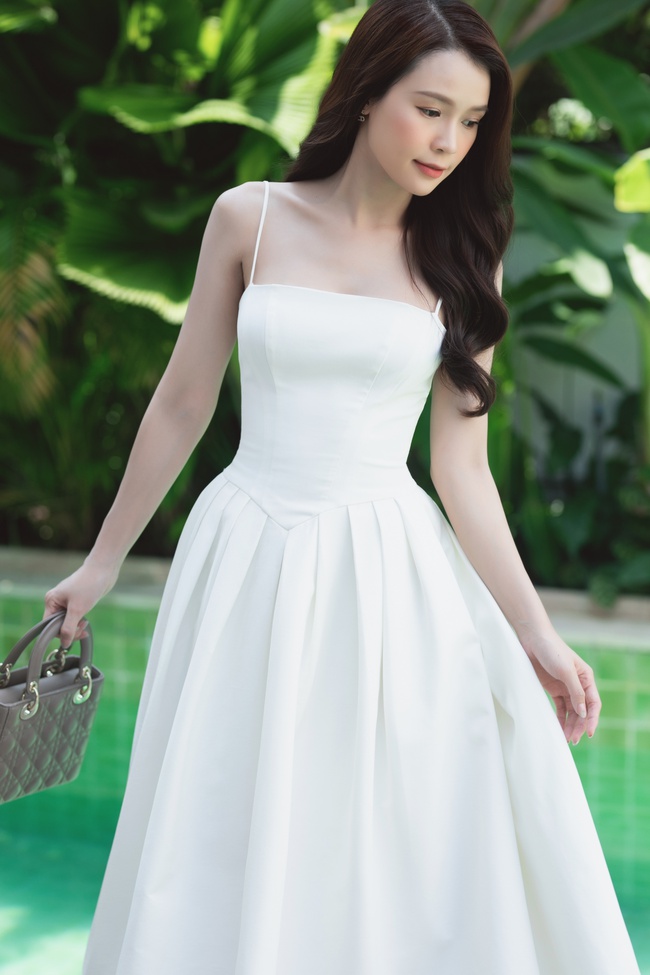 Diện váy trắng, xách túi hiệu Dior, Sam khoe nhan sắc đúng chuẩn nàng thơ  - Ảnh 1.