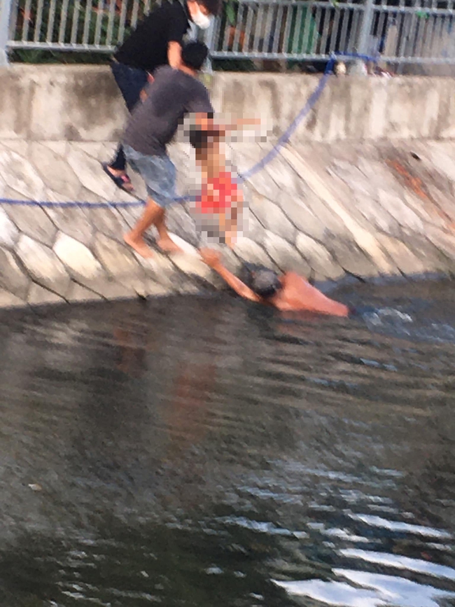 Ho Chi Minh City: Playing in front of the house, two siblings fell into the canal and drowned tragically - Photo 3.