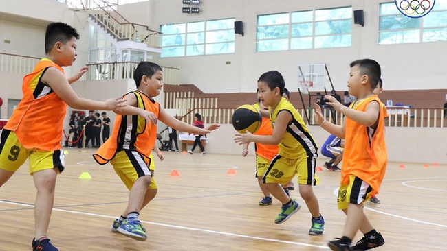 Mùa hè tới rồi, đây là 5 môn thể thao bố mẹ nên cho con chơi giúp bé tăng trưởng chiều cao và phát triển thể lực, trí não - Ảnh 2.