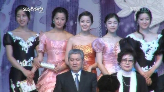 Khoảnh khắc Kim Tae Hee chung khung hình với dàn mỹ nhân đình đám, nhan sắc liệu có vượt trội? - Ảnh 2.