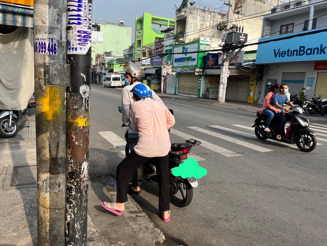 Thi lớp 10 ở TP.HCM sáng nay (11/6): Có em dậy từ 4h sáng ôn bài, có em quên hồ sơ, 7h58 mới hớt hải chạy đến cổng trường - Ảnh 7.