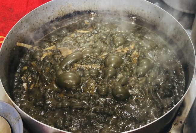 Sau khi lên men ủ chua, nước sẽ chuyển màu đen, bốc mùi &quot;cua thối&quot;
