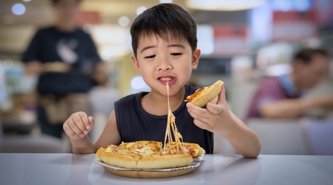 7 loại thực phẩm có hại cho trẻ nhỏ nhưng cha mẹ vẫn nghĩ con càng ăn nhiều càng tốt! - Ảnh 2.