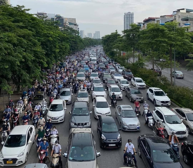 Hà Nội: Cây đổ ngang đường, hàng ngàn phương tiện tham gia giao thông bị ùn tắc - Ảnh 1.