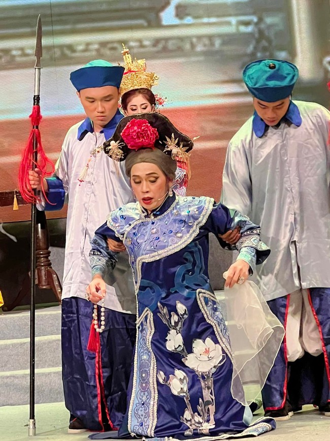 Hoài Linh diễn trong vở cải lương Hoàn Châu Cách Cách - Ảnh 2. Hoài Linh diễn trong vở cải lương Hoàn Châu Cách Cách - Ảnh 2.