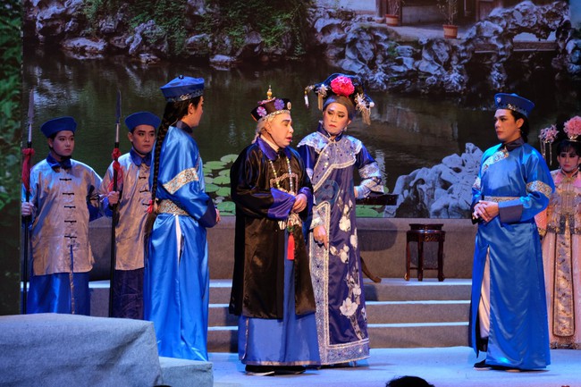 Hoài Linh diễn trong vở cải lương Hoàn Châu Cách Cách - Ảnh 5. Hoài Linh diễn trong vở cải lương Hoàn Châu Cách Cách - Ảnh 5.