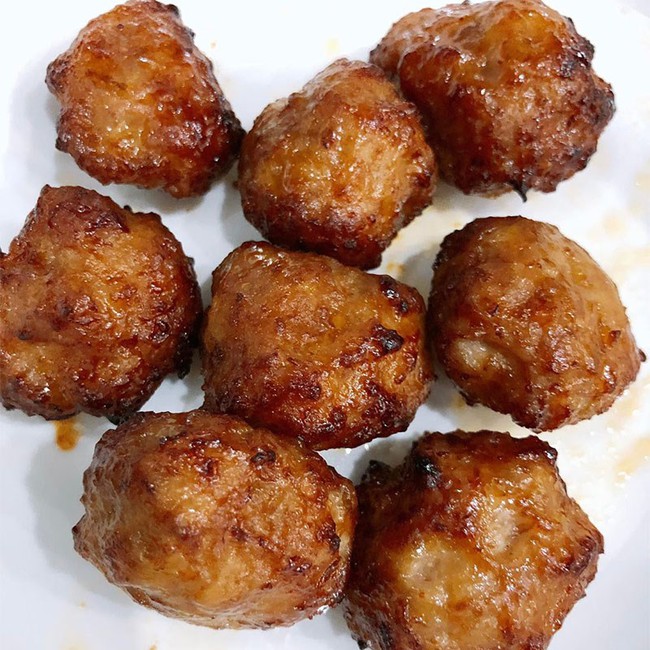 C&oacute; nồi chi&ecirc;n kh&ocirc;ng dầu m&agrave; chưa thử l&agrave;m b&uacute;n chả th&igrave; qu&aacute; ph&iacute;: Tưởng phức tạp chứ thao t&aacute;c chưa tới 30 ph&uacute;t l&agrave; xong! - Ảnh 4.