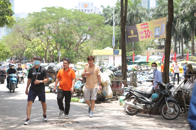 Hà Nội: Nghẹt thở, bịt mũi đi qua những con đường chất đầy rác thải - Ảnh 7.