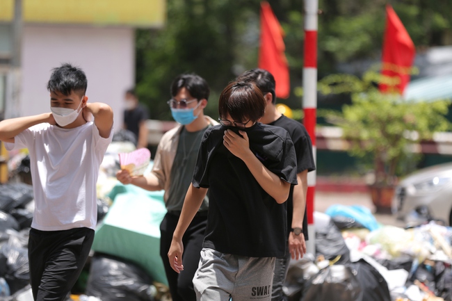Hà Nội: Nghẹt thở, bịt mũi đi qua những con đường chất đầy rác thải - Ảnh 18.