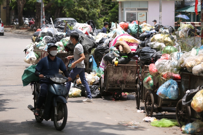Hà Nội: Nghẹt thở, bịt mũi đi qua những con đường chất đầy rác thải - Ảnh 9.