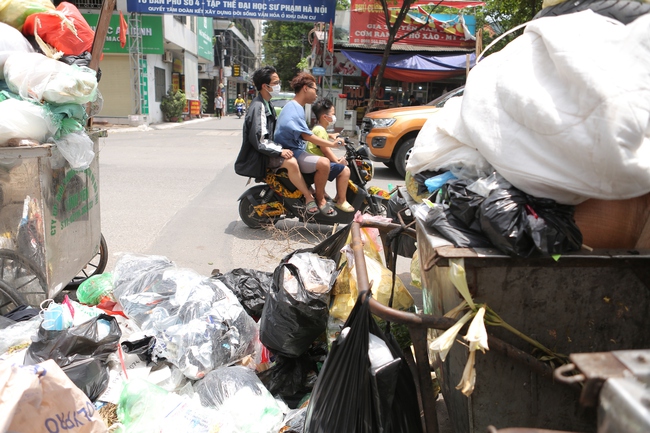 Hà Nội: Nghẹt thở, bịt mũi đi qua những con đường chất đầy rác thải - Ảnh 11.
