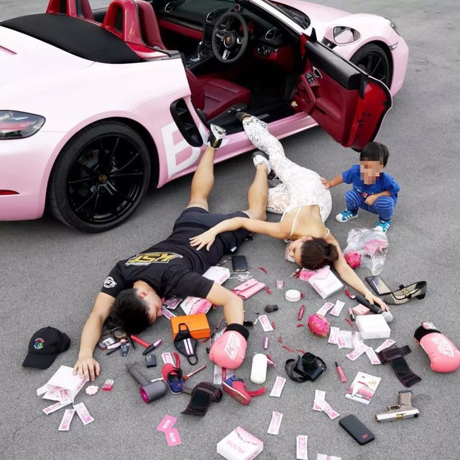 Trào lưu “té ngã khoe giàu” khiến người thì ngưỡng mộ, người lại hoang mang: Tài giỏi thật sự có chọn cách này để thể hiện thành công? - Ảnh 2. Trào lưu “té ngã khoe giàu” khiến người thì ngưỡng mộ, người lại hoang mang: Tài giỏi thật sự có chọn cách này để thể hiện thành công? - Ảnh 2.