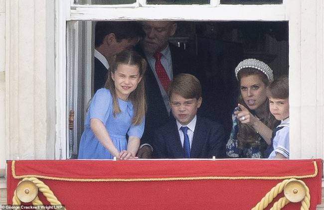 Prince Louis's adorable moments at the Queen's Platinum Parade, a true replica of the Duke of Cambridge!  - Photo 3.