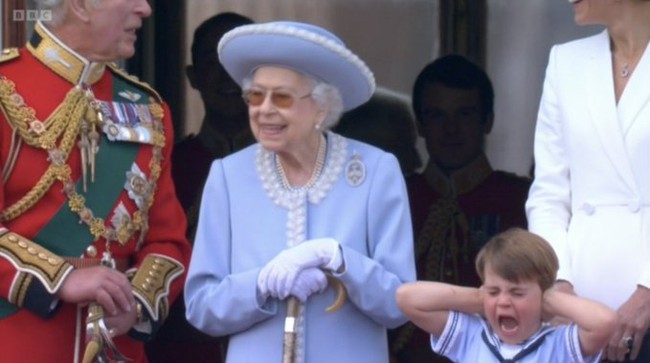 Prince Louis's adorable moments at the Queen's Platinum Parade, a true replica of the Duke of Cambridge!  - Photo 13.