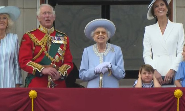 Prince Louis's adorable moments at the Queen's Platinum Parade, a true replica of the Duke of Cambridge!  - Photo 15.