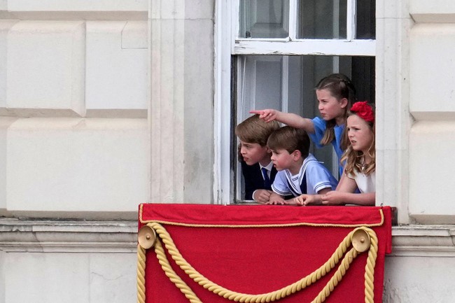 Khoảnh khắc cúi đầu đầy ý nghĩa của 3 con nhà Kate và Công chúa Charlotte chiếm spotlight với loạt biểu cảm đáng yêu - Ảnh 5.